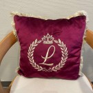 Luksuriøs pyntepute med brodert emblem (to farger) thumbnail