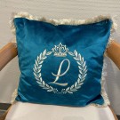 Luksuriøs pyntepute med brodert emblem (to farger) thumbnail