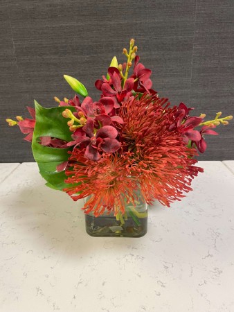 Rød blomsteroppsats i vase