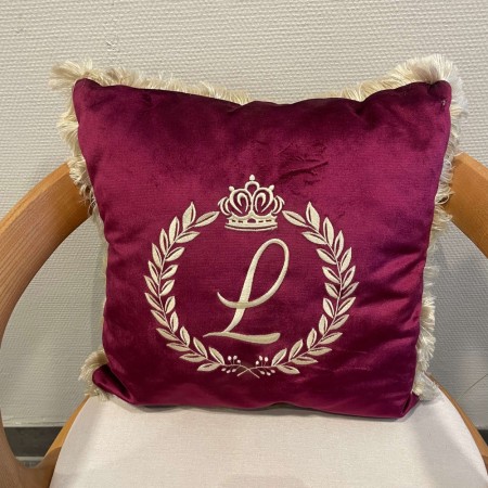 Luksuriøs pyntepute med brodert emblem (to farger)