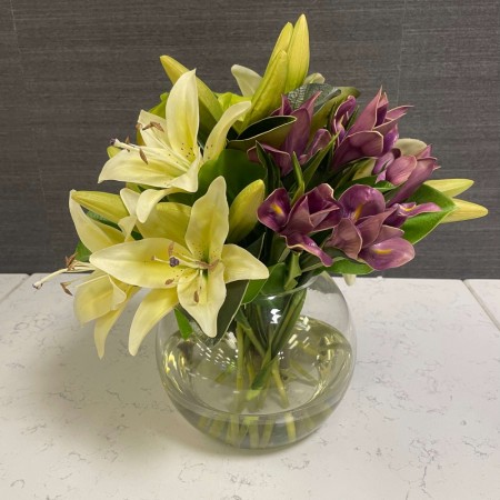 Elegant blomsteroppsats i gult og lilla