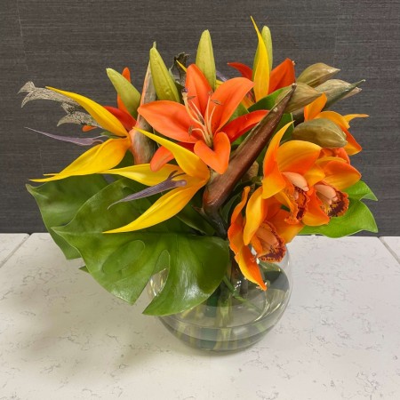 Eksotisk blomsteroppsats i oransje og gult