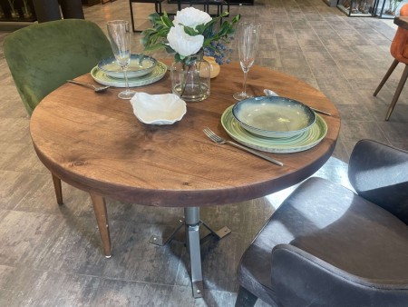 Rundt spisebord i solid heltre