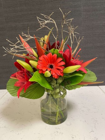 Rød blomsteroppsats i glassvase