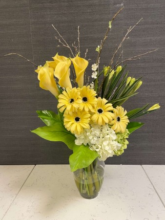 Elegant blomsteroppsats i gult og hvitt
